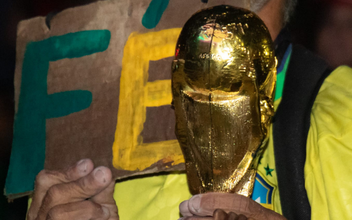 Torcedores usam adereços diferentes para torce pela Seleção na Arena Copacabana