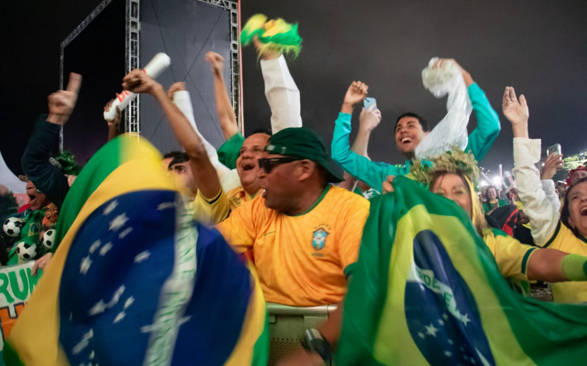 Torcedores vibram com o jogo entre Brasil x Escócia na Arena Copacabana, nesta quarta-feira (24)