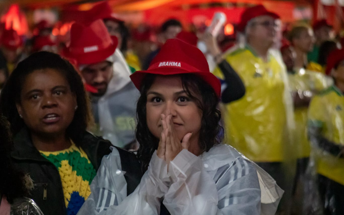 Chuva não impede festa da torcida brasileira na Arena Copacabana em Brasil x Escócia