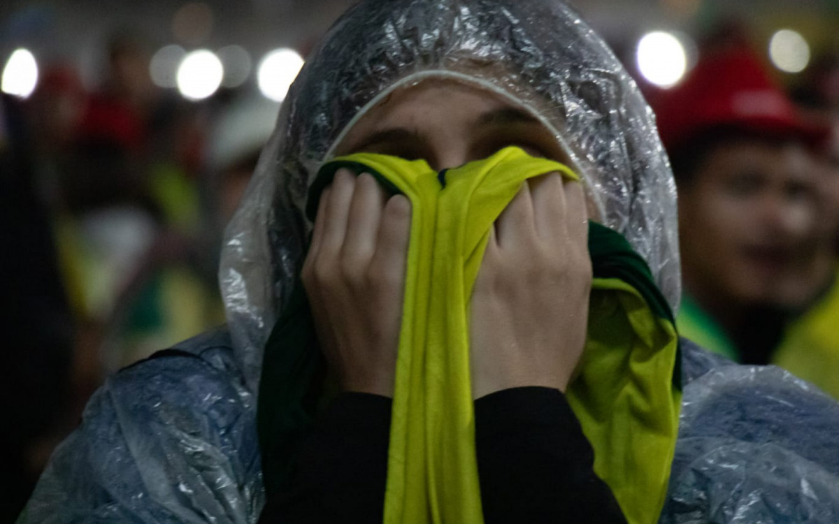 Torcedores vibram com o jogo entre Brasil x Escócia na Arena Copacabana, nesta quarta-feira (24)