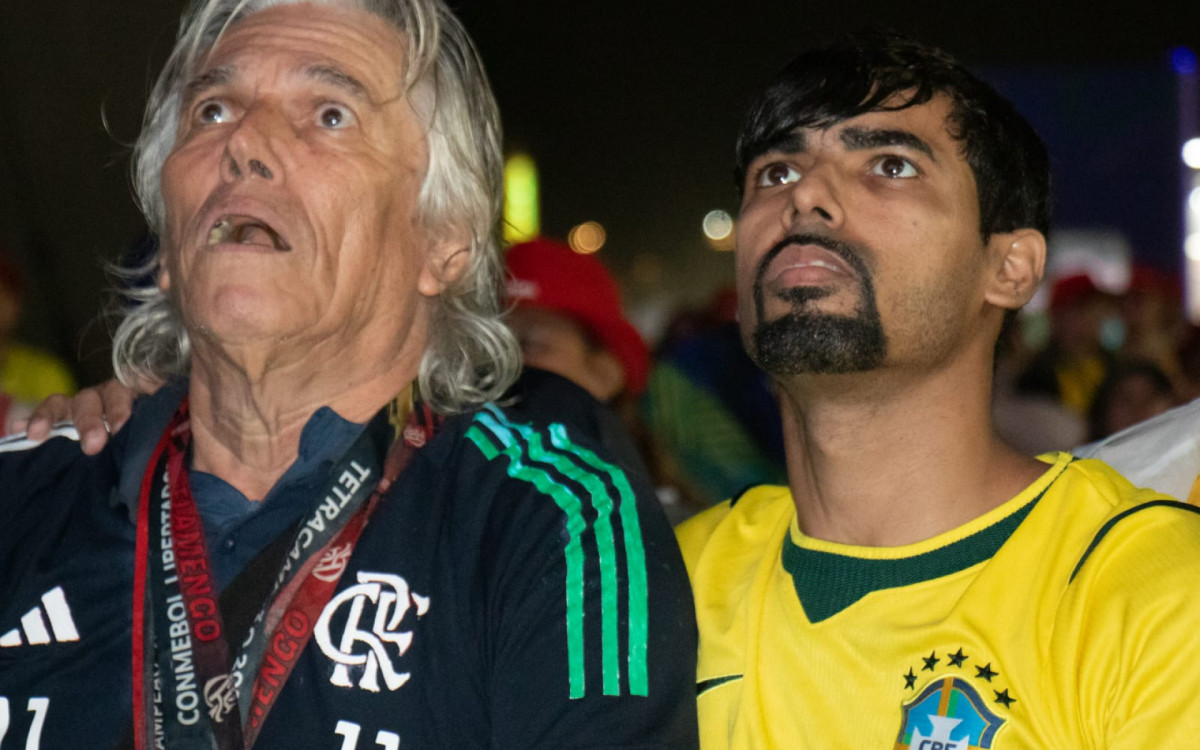 Sósias de Jorge Jesus e Paquetá acompanham jogo do Brasil na Arena Copacanana