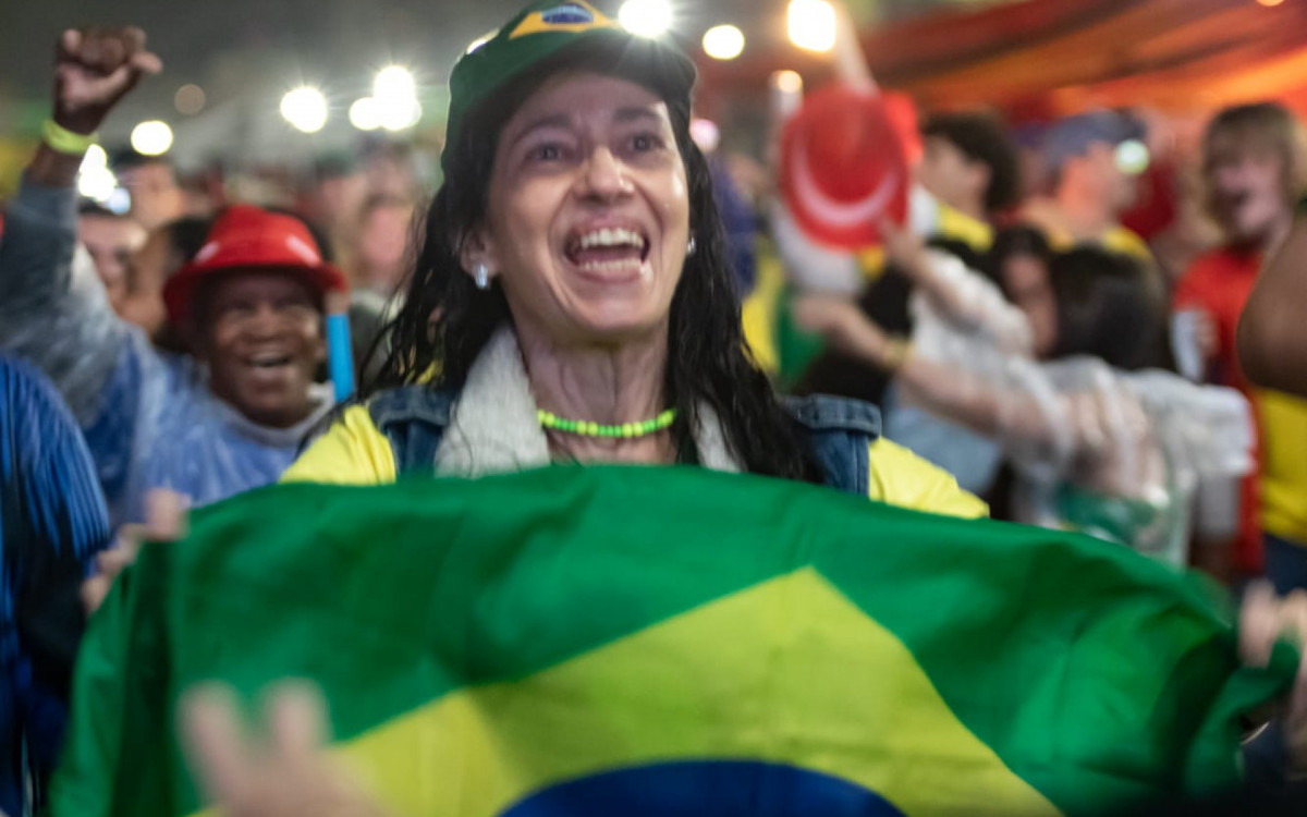 Torcedores vibram com o jogo entre Brasil x Escócia na Arena Copacabana, nesta quarta-feira (24)