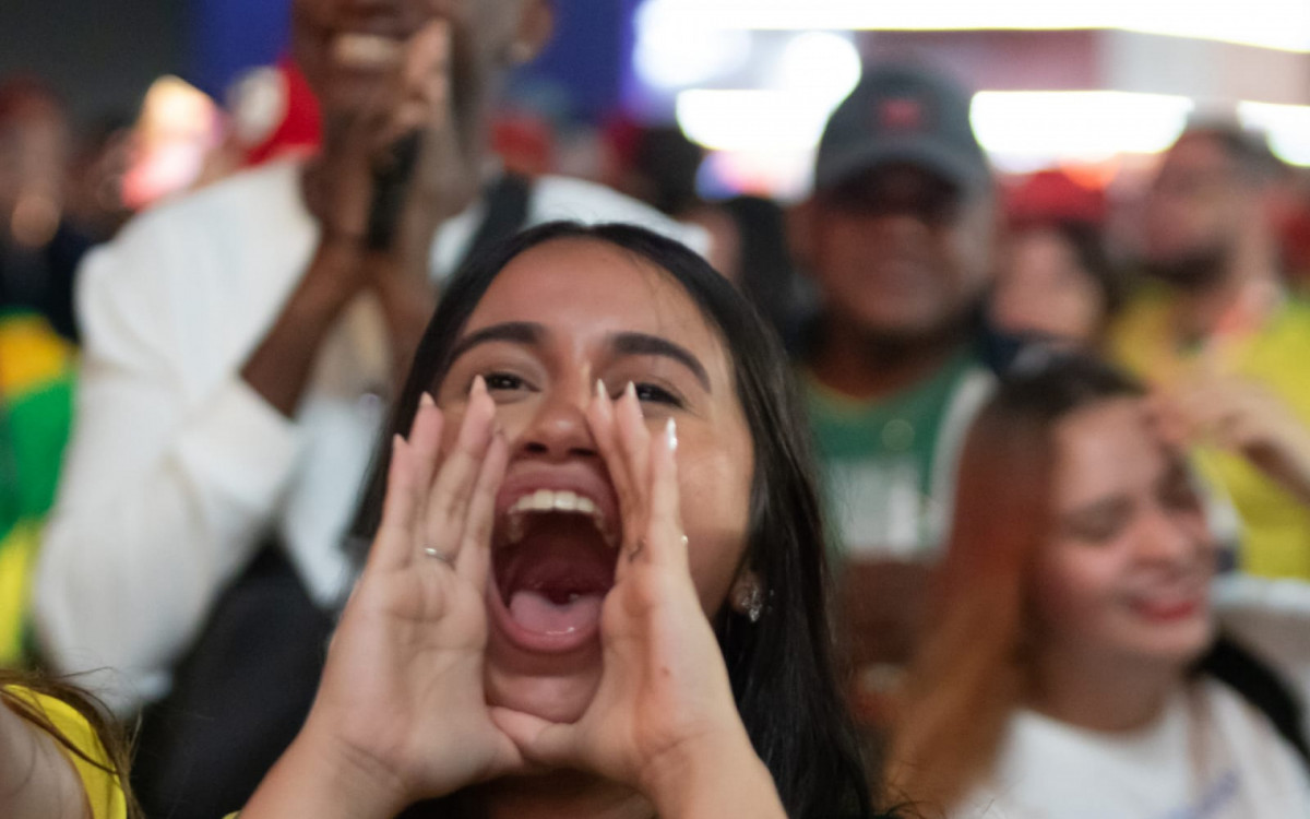 Torcedores vibram com o jogo entre Brasil x Escócia na Arena Copacabana, nesta quarta-feira (24)
