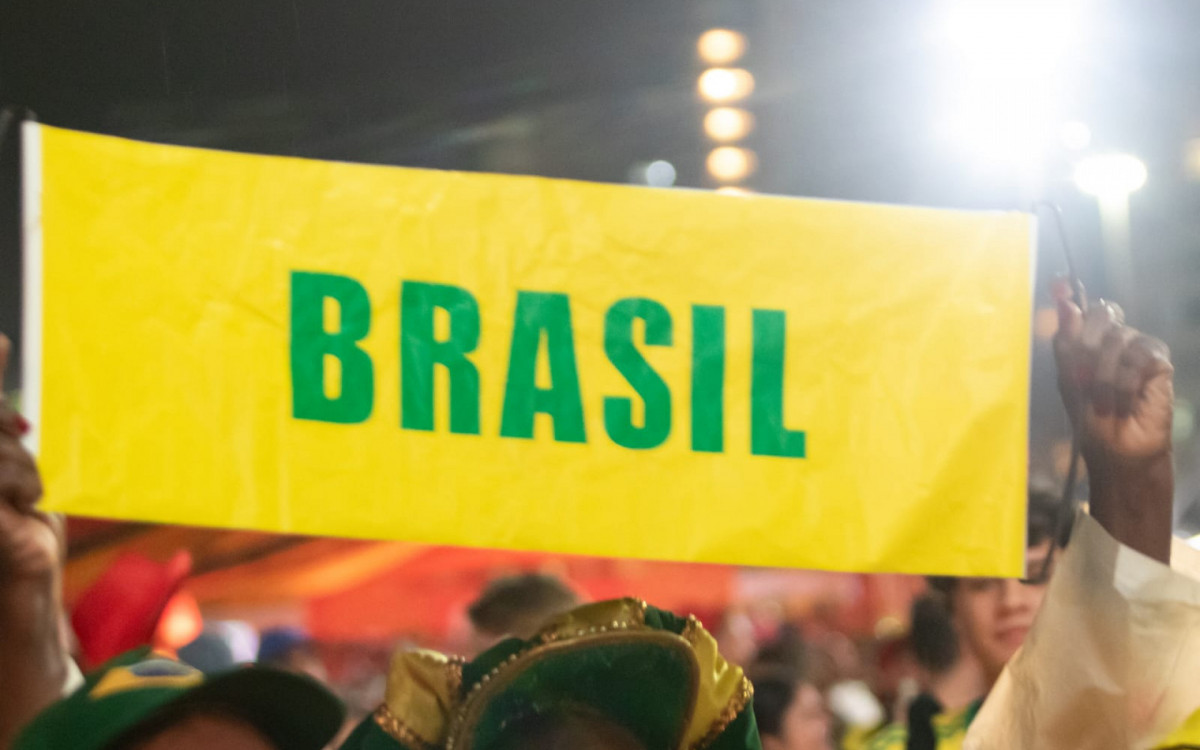 Brasileiros levam faixas do Brasil para assistir jogo contra a Escócia na Arena Copacabana