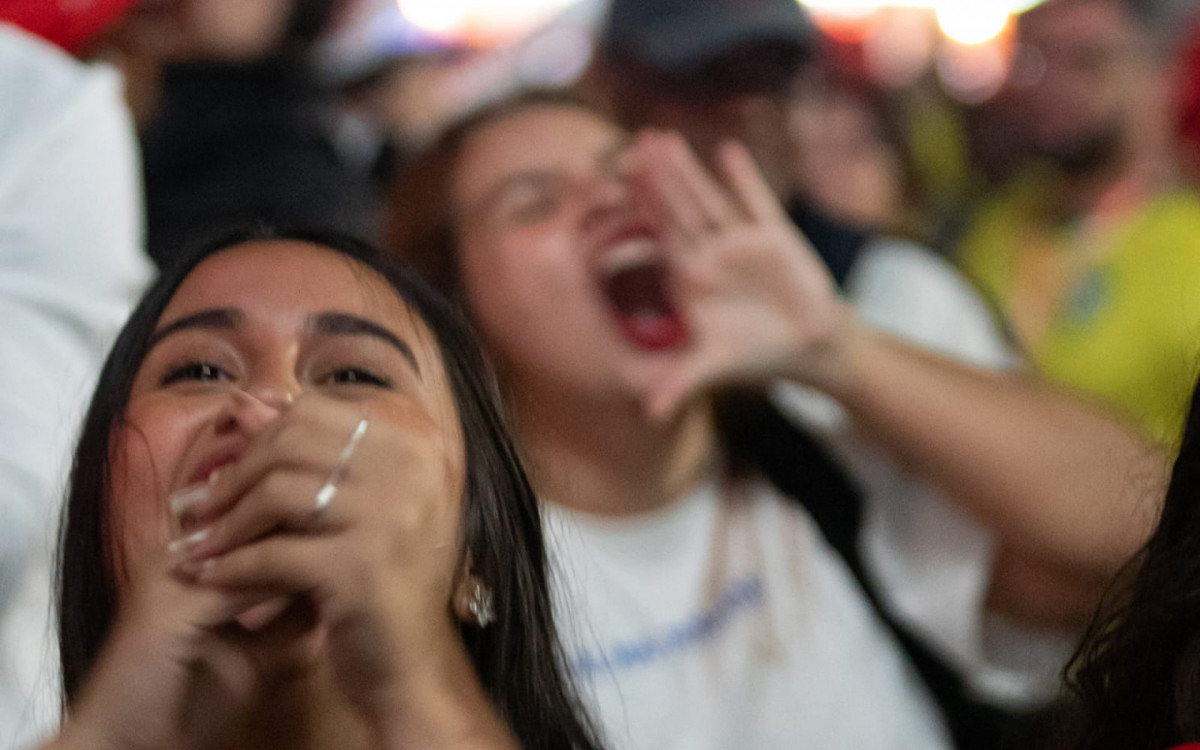 Torcedores vibram com o jogo entre Brasil x Escócia na Arena Copacabana, nesta quarta-feira (24)