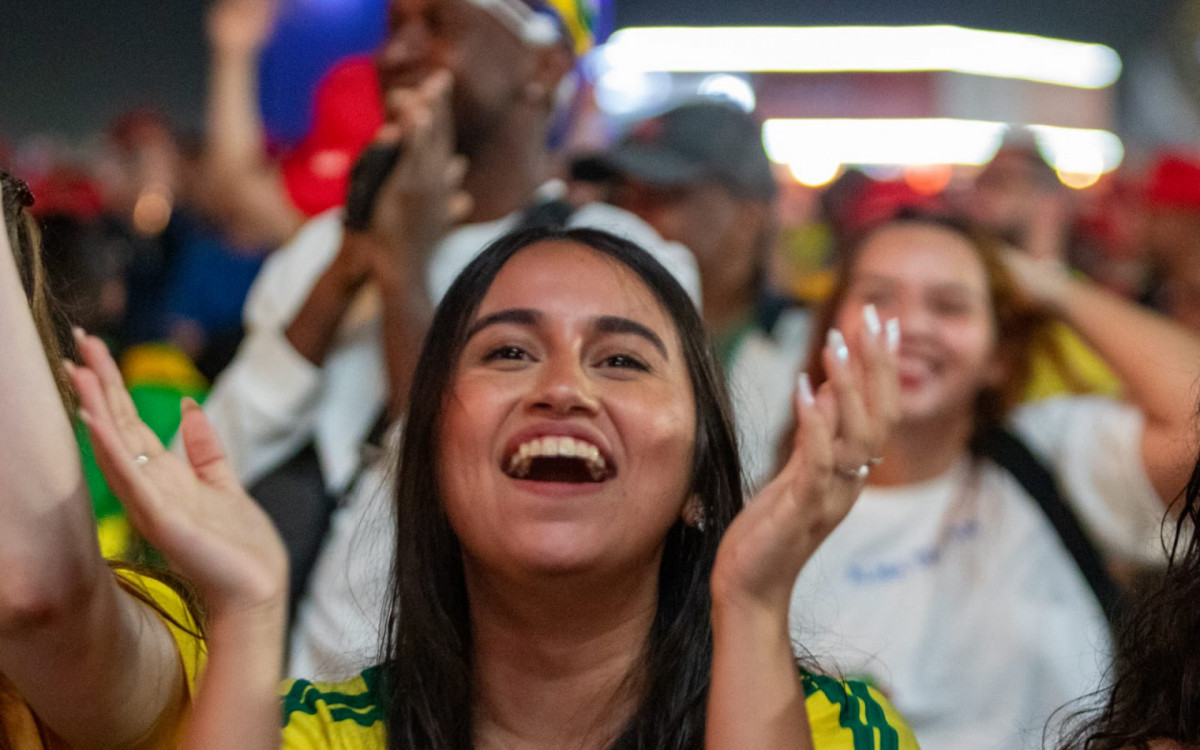 Torcedores vibram com o jogo entre Brasil x Escócia na Arena Copacabana, nesta quarta-feira (24)