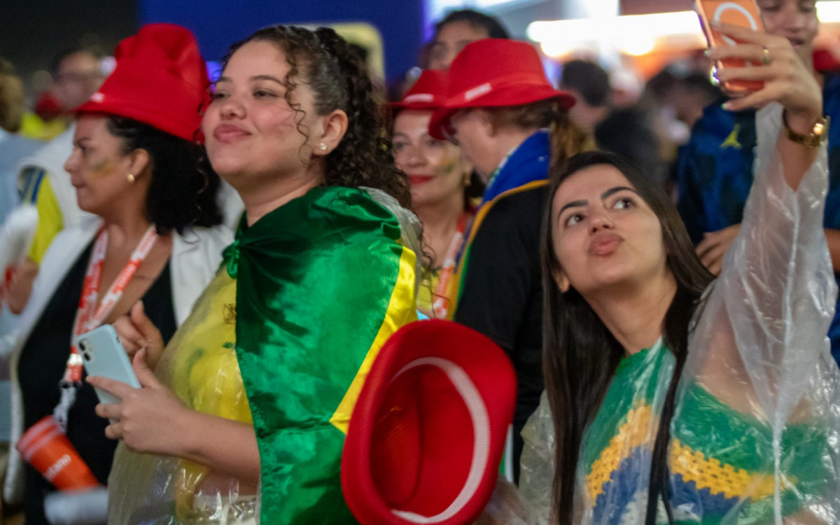 Chuva não impede festa da torcida brasileira na Arena Copacabana em Brasil x Escócia