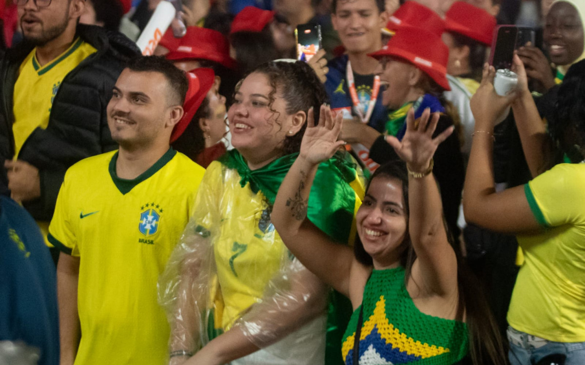 Sob chuva, torcida lota a Arena Copacabana para acompanhar Brasil x Escócia