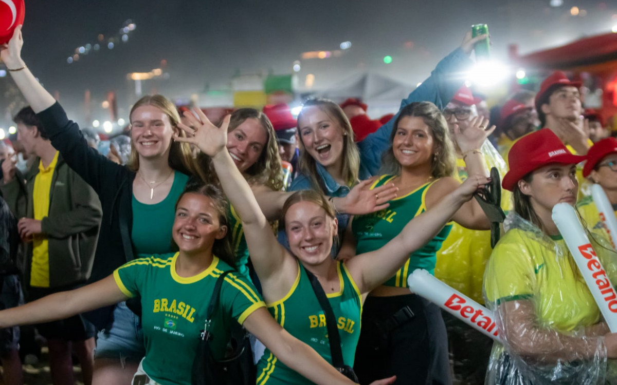 Sob chuva, torcida lota a Arena Copacabana para acompanhar Brasil x Escócia