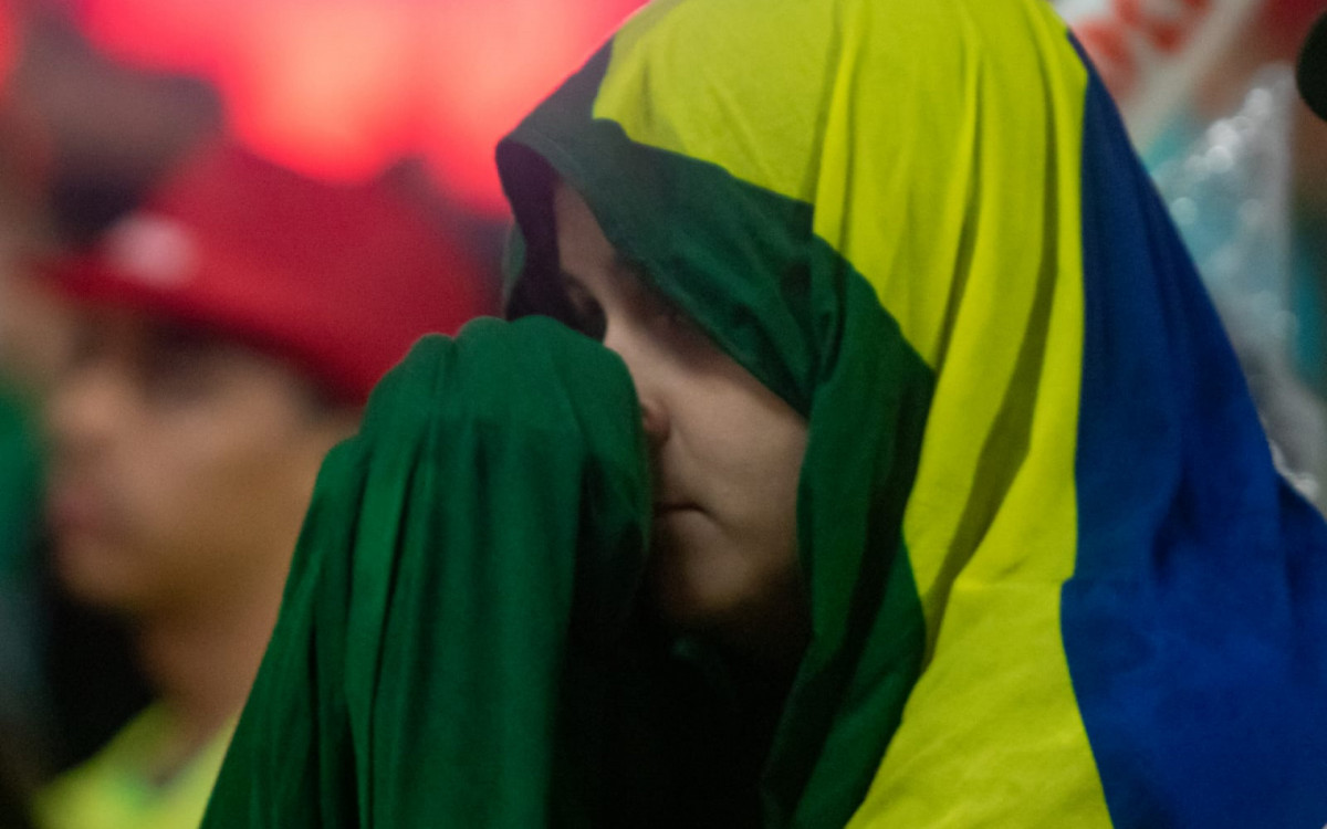 Torcedora apreensiva com o jogo entre Brasil x Escócia