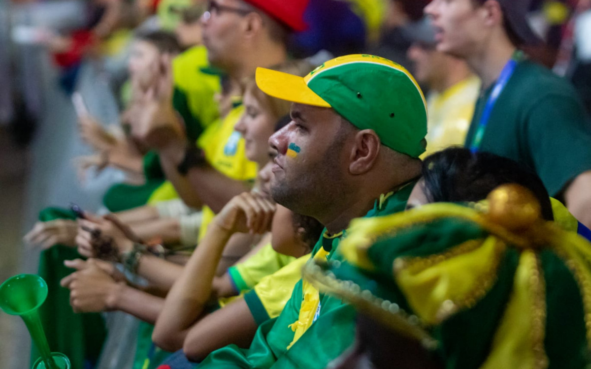 Sob chuva, torcida lota a Arena Copacabana para acompanhar Brasil x Escócia