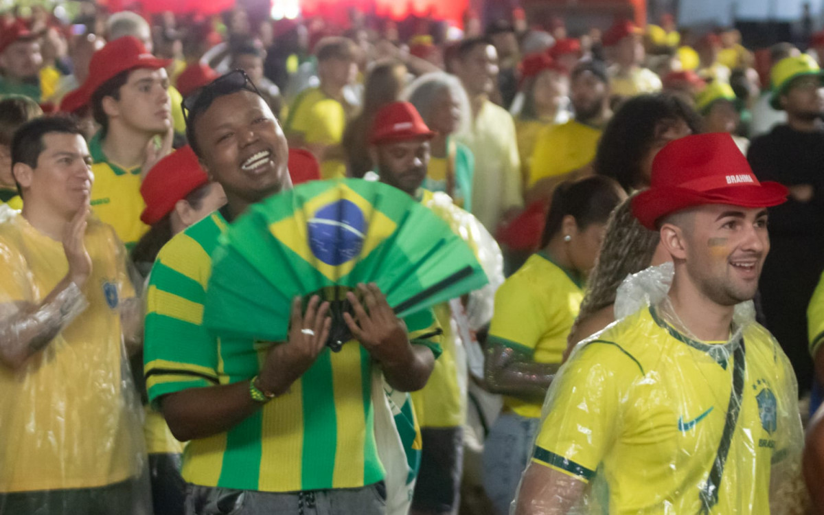 Torcedores usam adereços diferentes para torce pela Seleção na Arena Copacabana
