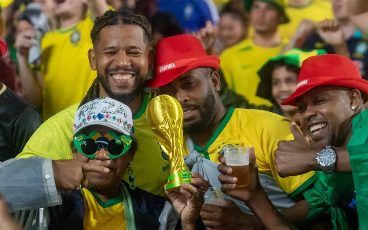 Torcedores vibram com o jogo entre Brasil x Escócia na Arena Copacabana, nesta quarta-feira (24)