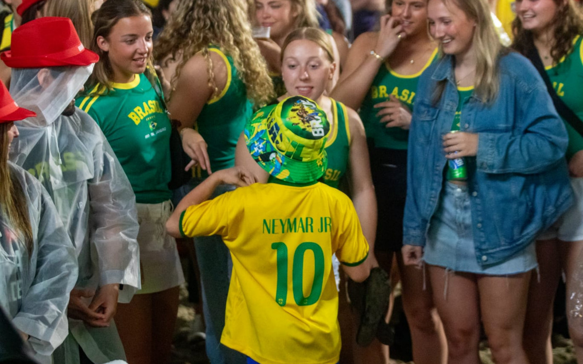 Torcedores vibram com o jogo entre Brasil x Escócia na Arena Copacabana, nesta quarta-feira (24)