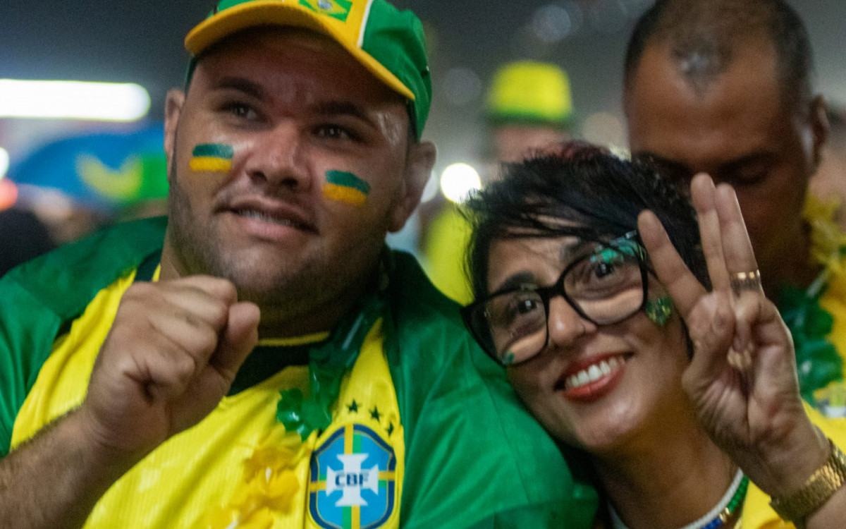 Torcedores vibram com o jogo entre Brasil x Escócia na Arena Copacabana, nesta quarta-feira (24)