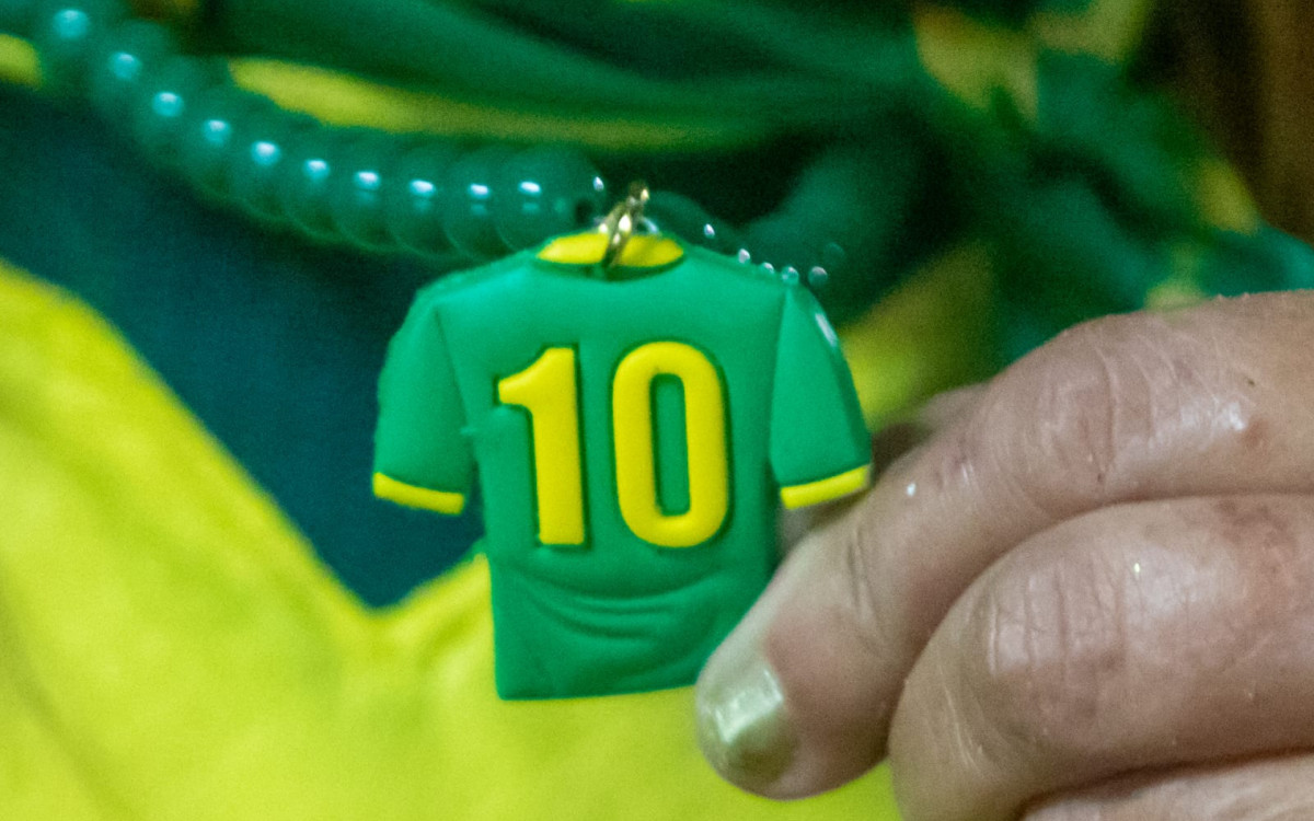 Torcedores usam adereços diferentes para torce pela Seleção na Arena Copacabana