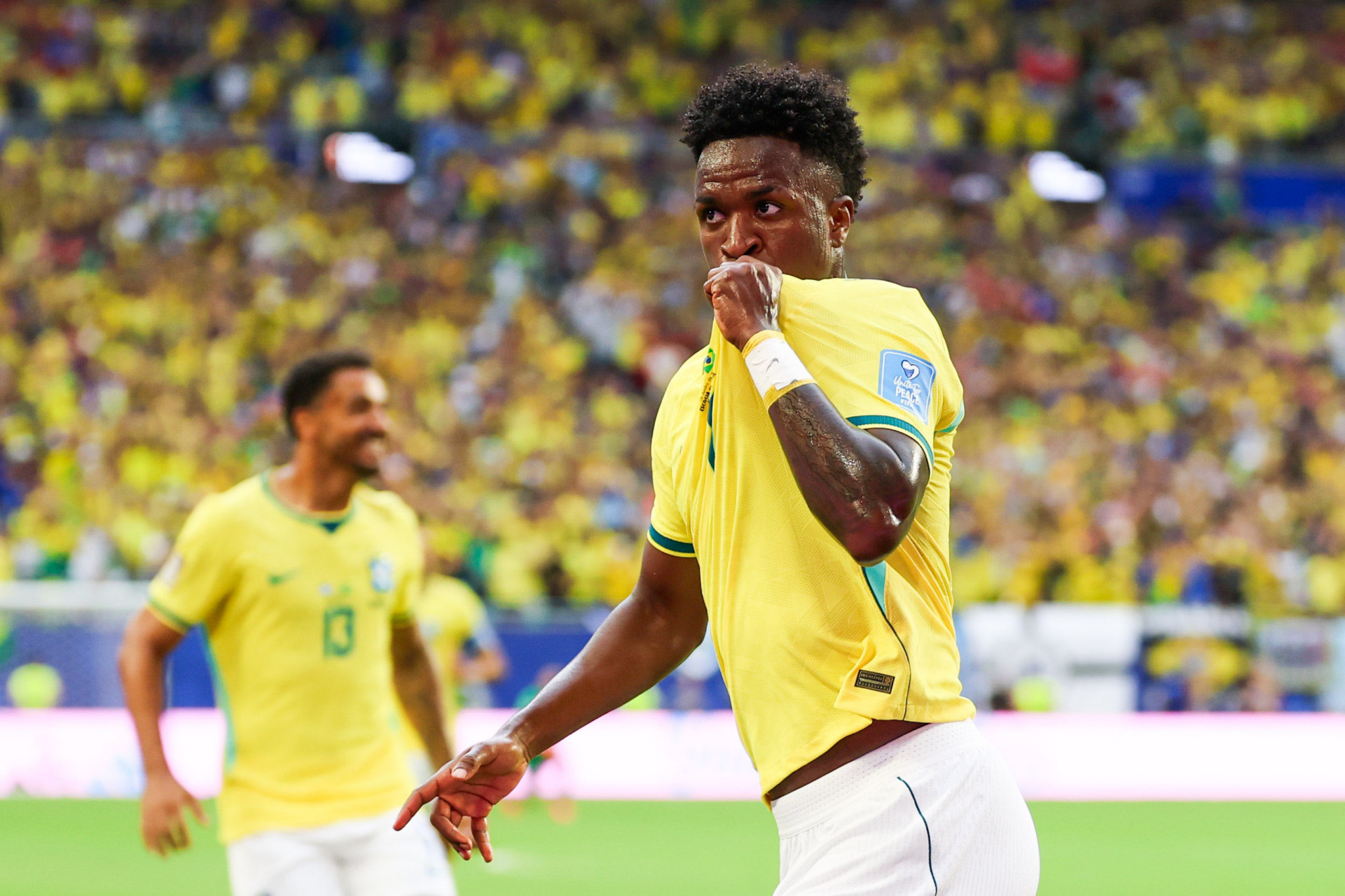 Vini Jr iguala marcas de Romário, Zico e Garrincha em Copas, e se aproxima de Neymar