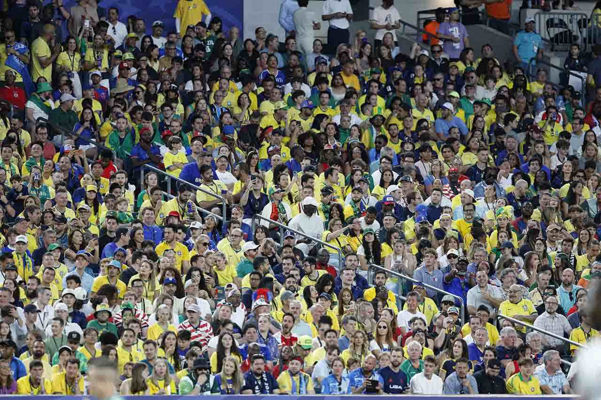 Escoceses fazem festa, mas torcida do Brasil domina clima no Hard Rock Stadium