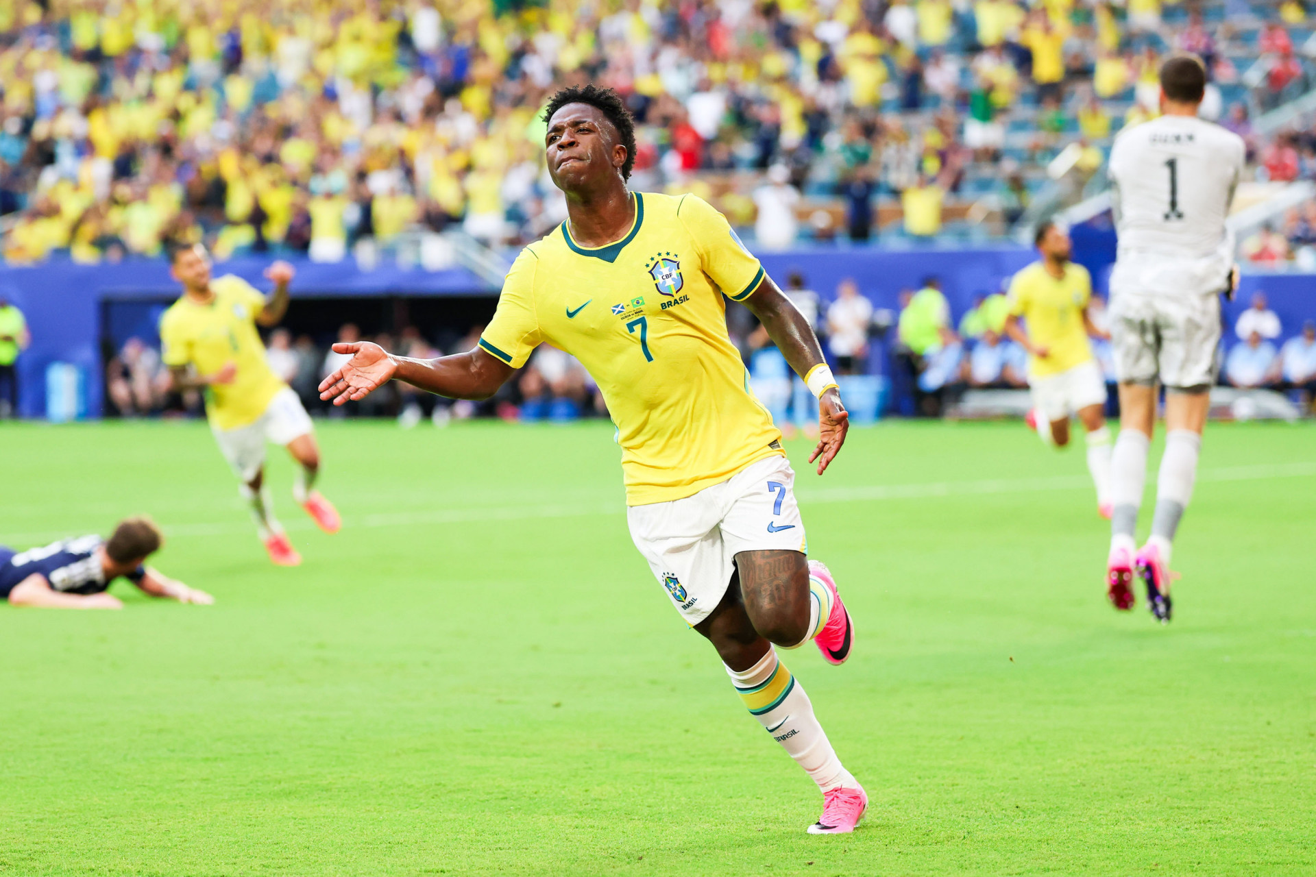 Vini Jr comemora o gol do Brasil sobre a Esc&oacute;cia na Copa do Mundo - William Volcov/Parceiro/Ag&ecirc;ncia O Dia
