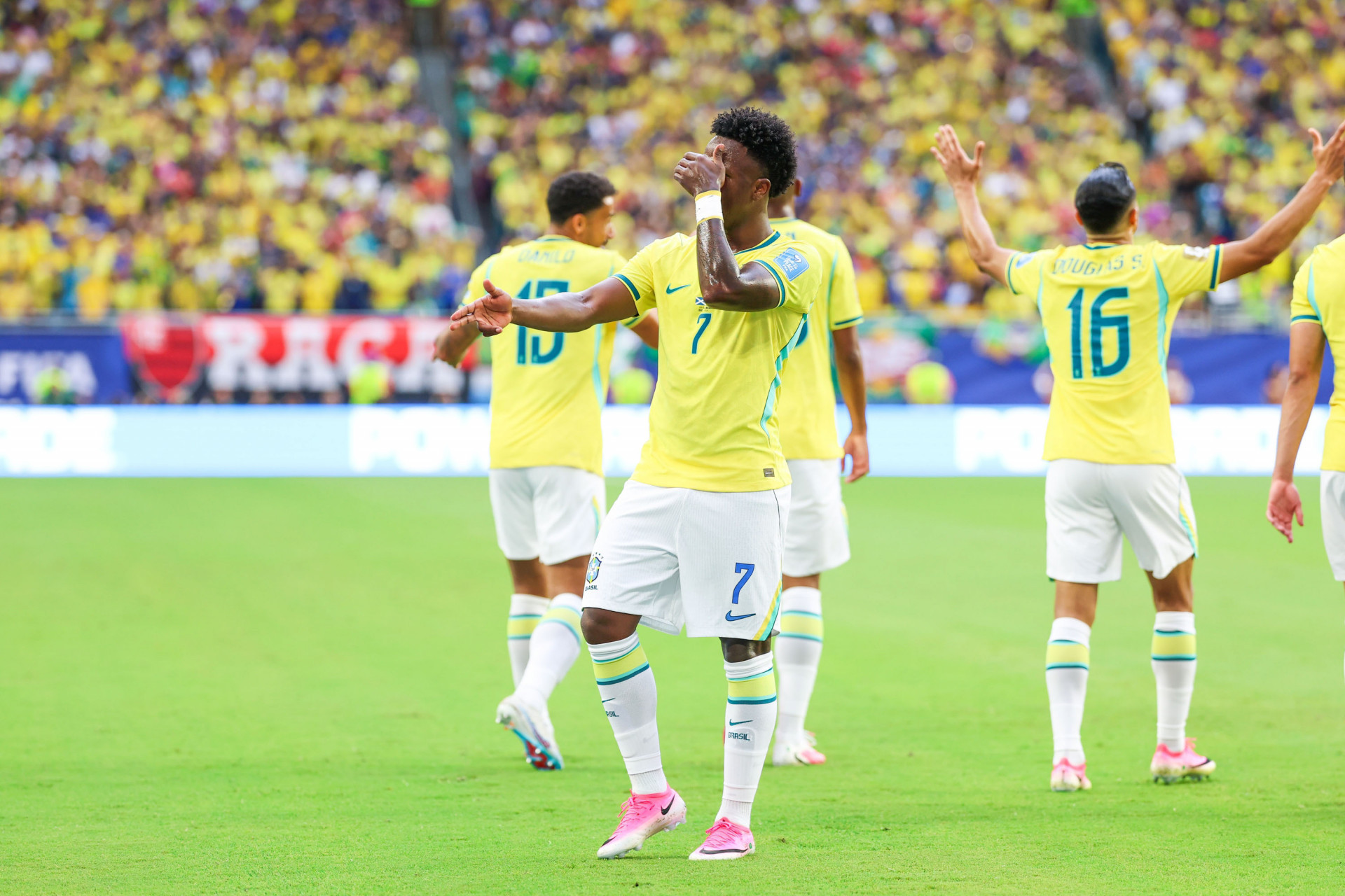 Vini Jr comemora o gol do Brasil sobre a Esc&oacute;cia na Copa do Mundo - William Volcov/Parceiro/Ag&ecirc;ncia O Dia