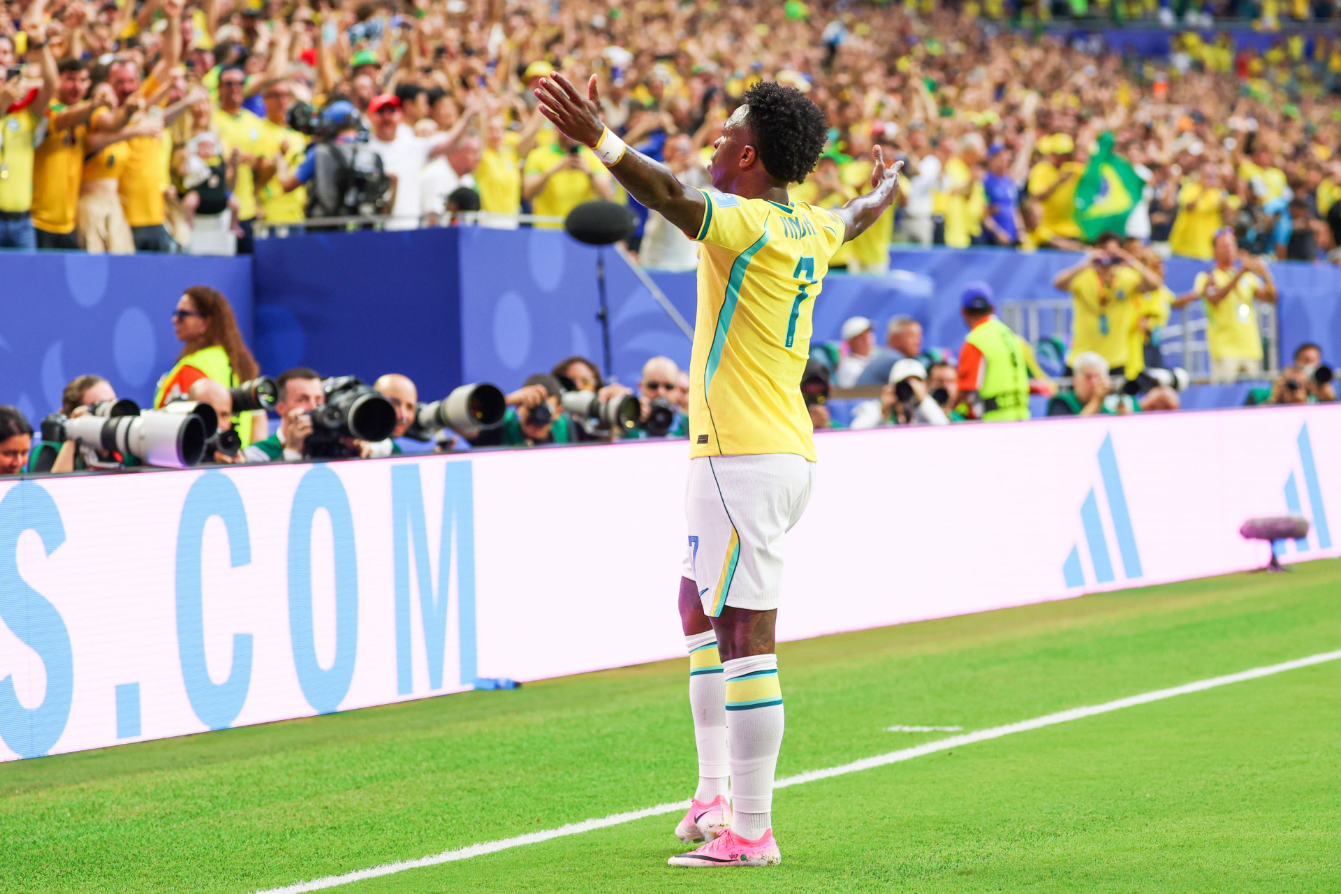 Vini Jr comemora o gol do Brasil sobre a Esc&oacute;cia na Copa do Mundo - William Volcov/Parceiro/Ag&ecirc;ncia O Dia