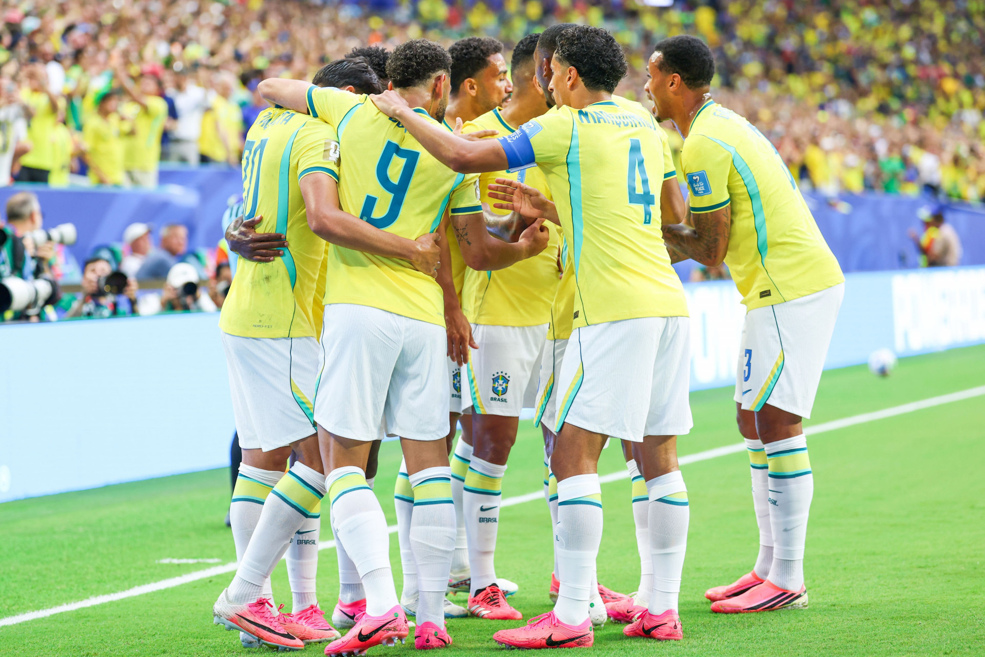 Jogadores do Brasil comemoram o gol na Copa do Mundo - William Volcov/Parceiro/Ag&ecirc;ncia O Dia