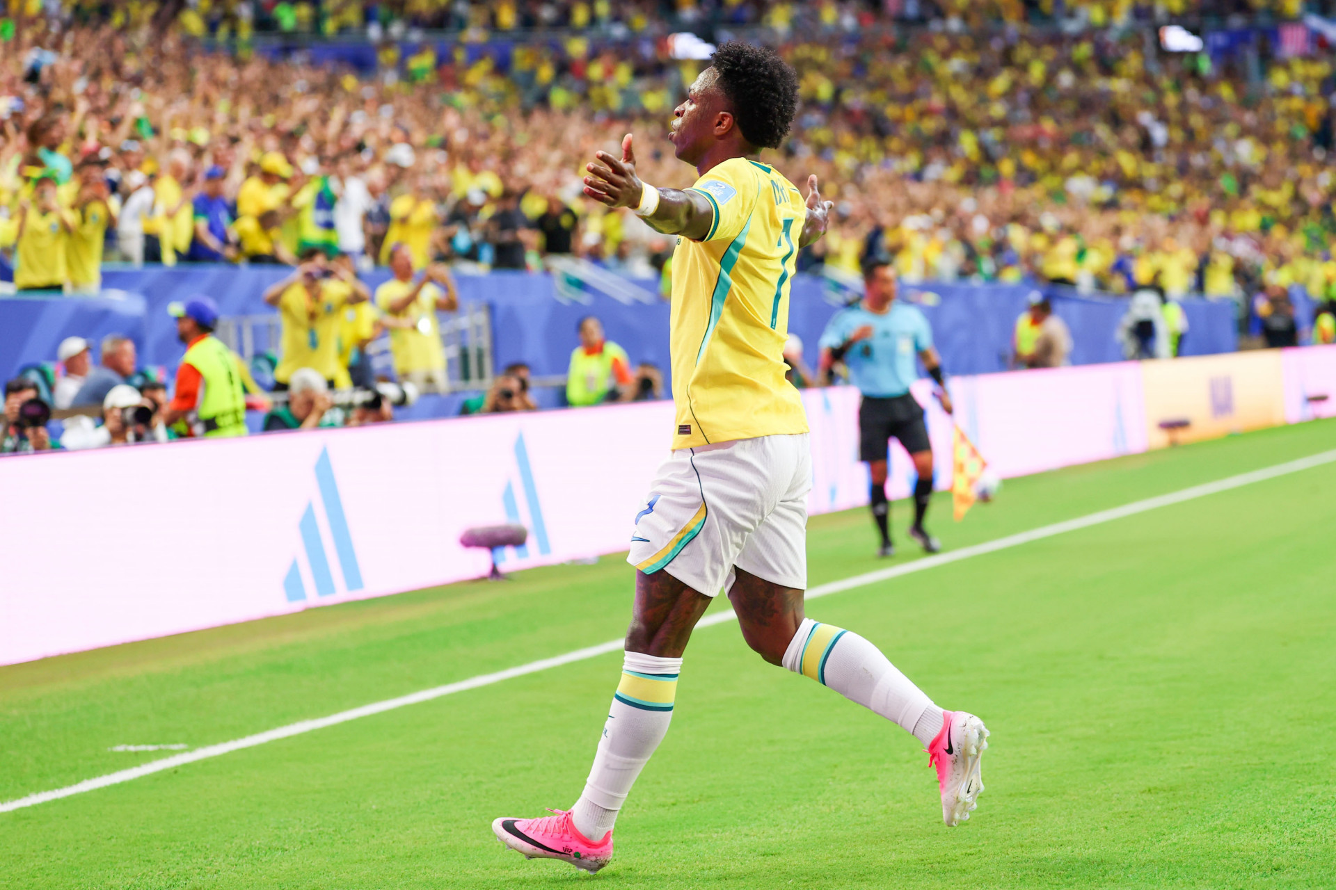 Vini Jr comemora o gol do Brasil sobre a Esc&oacute;cia na Copa do Mundo - William Volcov/Parceiro/Ag&ecirc;ncia O Dia