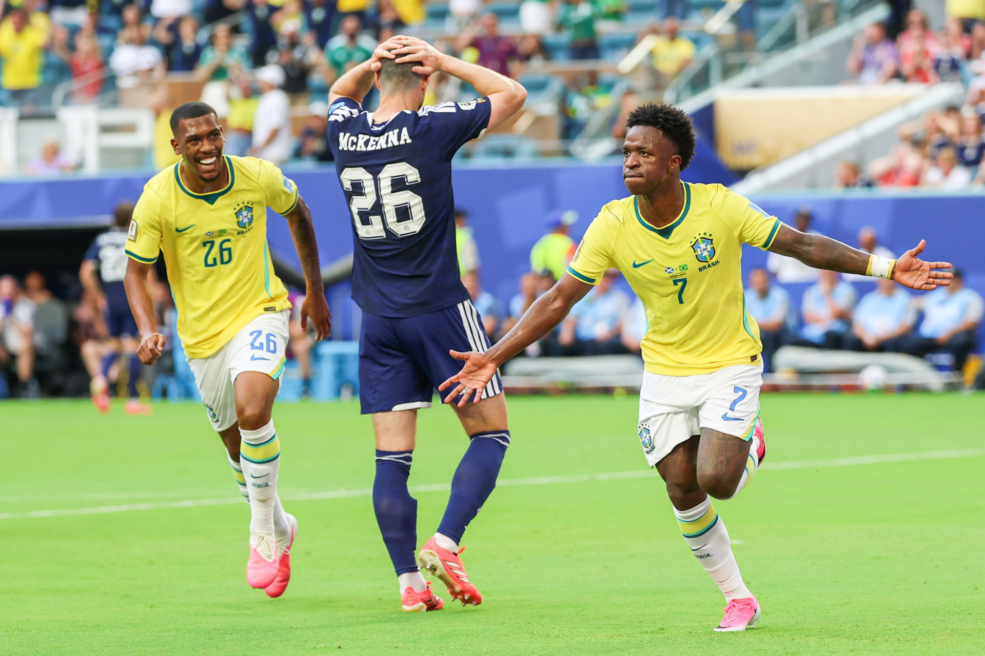 Vini Jr comemora o gol do Brasil sobre a Escócia na Copa do Mundo - William Volcov/Parceiro/Agência O Dia