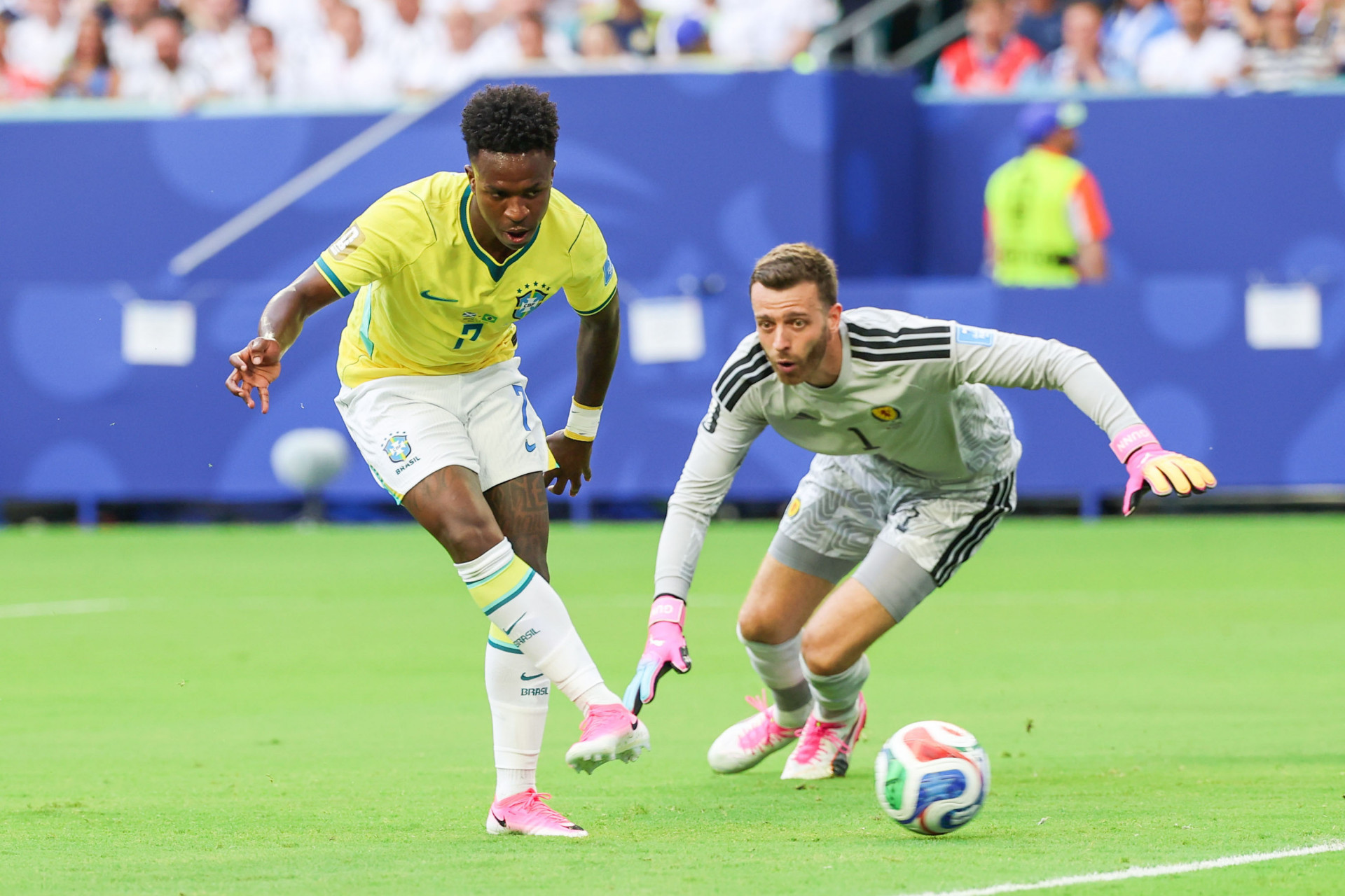 Vini Jr dribla o goleiro Angus Gunn antes de marcar o primeiro gol do Brasil contra a Esc&oacute;cia - William Volcov/Parceiro/Ag&ecirc;ncia O Dia