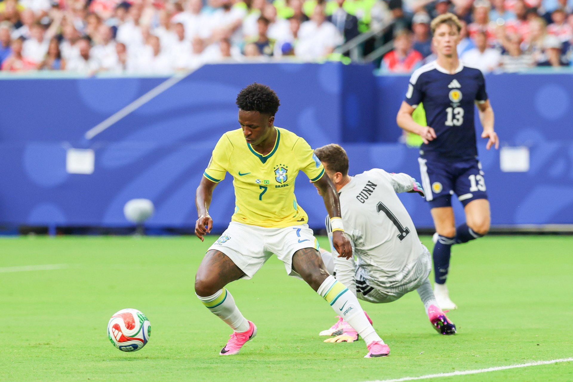 Vini Jr dribla o goleiro Angus Gunn antes de marcar o primeiro gol do Brasil contra a Escócia - William Volcov/Parceiro/Agência O Dia
