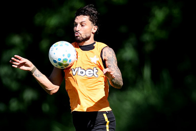 Alex Telles destaca importância de descanso, mas celebra volta aos treinos: 'Saudades'