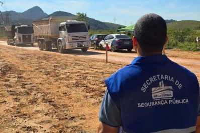 Denúncia de moradores leva fiscalização a Cantagalo e coloca movimentação de barro sob investigação em Rio das Ostras