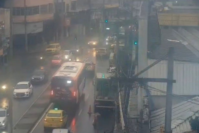 Acidente entre caminhão e ônibus interdita Avenida Dom Hélder Câmara, na Abolição