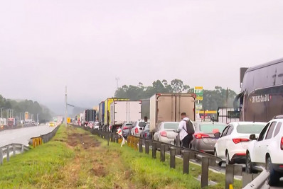 Tombamento de caminhão provoca interdição de trecho da Via Dutra