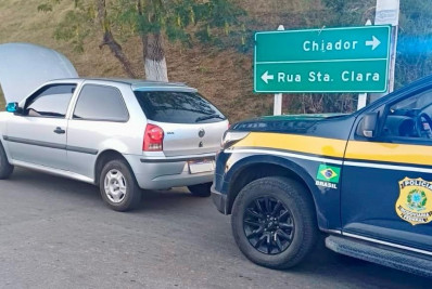 PRF recupera carro roubado na BR-040, em Três Rios