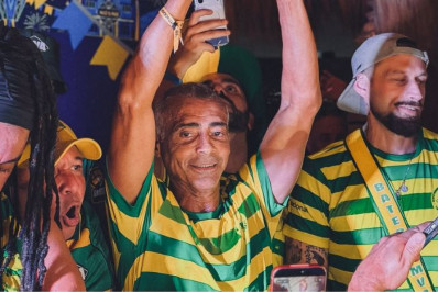 Romário se junta à torcida organizada do Brasil em Miami; veja vídeo