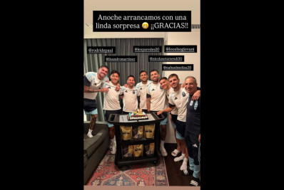 Messi ganha surpresa de aniversário dos companheiros na seleção argentina
