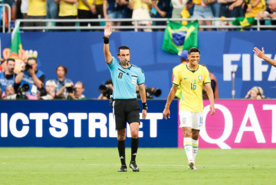 Douglas Santos valoriza elenco da Seleção e celebra bom momento: 'É um sonho'