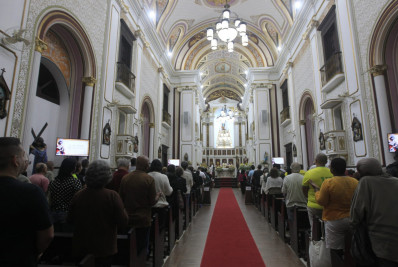 Fiéis celebram Dia de São João Batista em Niterói: 'Faça chuva ou sol, estamos aqui'
