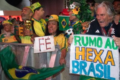 FOTOS: torcedores vibram com jogo da seleção brasileira na Arena Copacabana