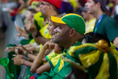 Paixão pelo futebol expõe população à publicidade de bets, alerta Idec