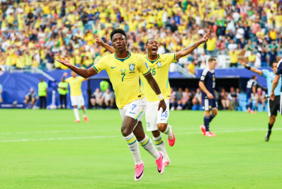 Vini Jr brilha, Brasil vence a Escócia e se classifica na liderança do grupo na Copa