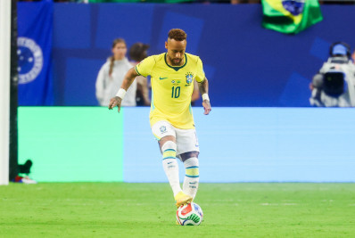 Neymar entra em campo e volta a jogar pela Seleção após mais de dois anos