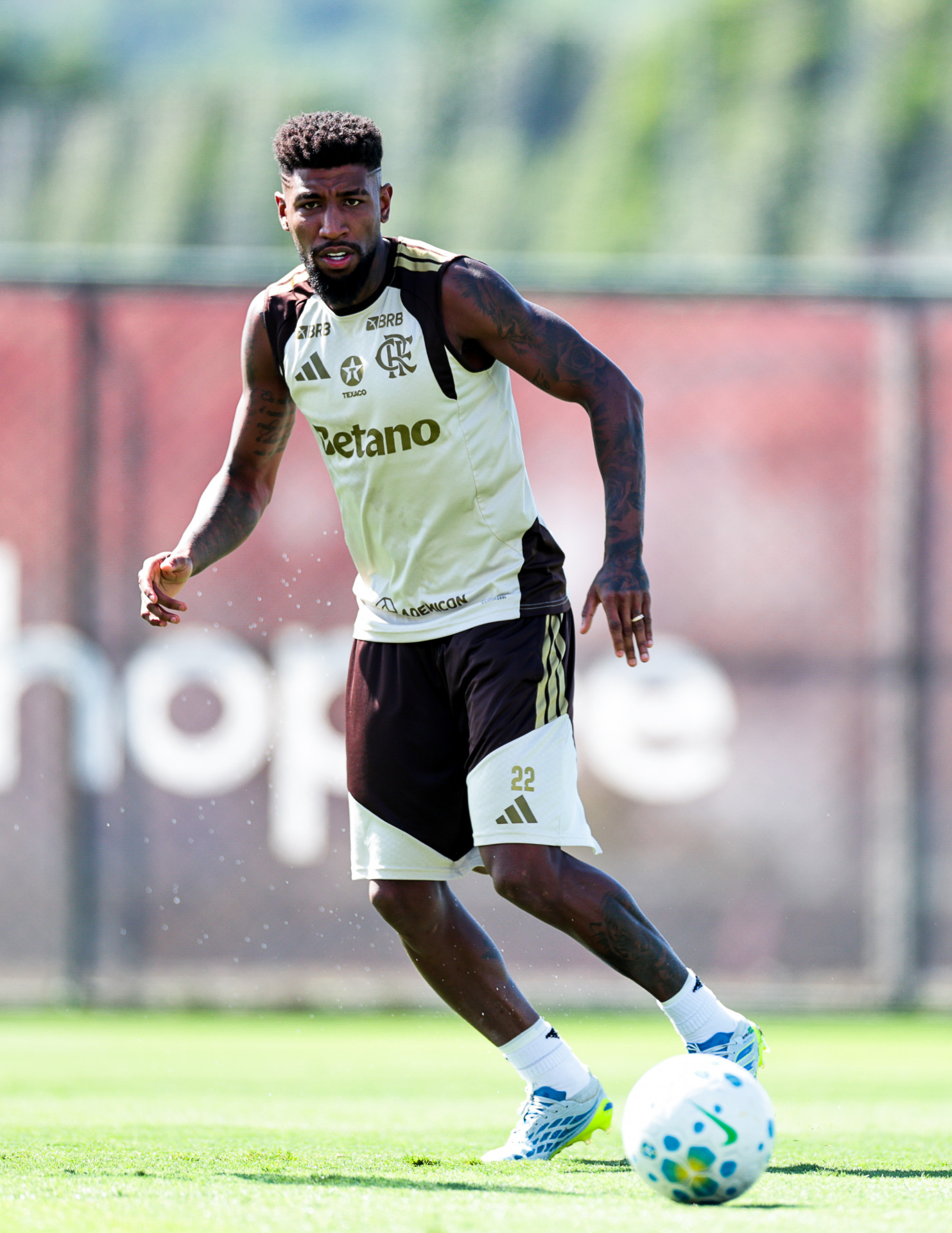 Emerson Royal em treino do Flamengo