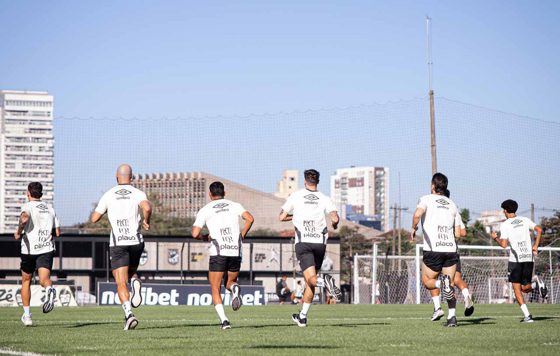 Ap&oacute;s cancelar viagem a Portugal, Santos estuda amistosos antes da volta do Brasileir&atilde;o