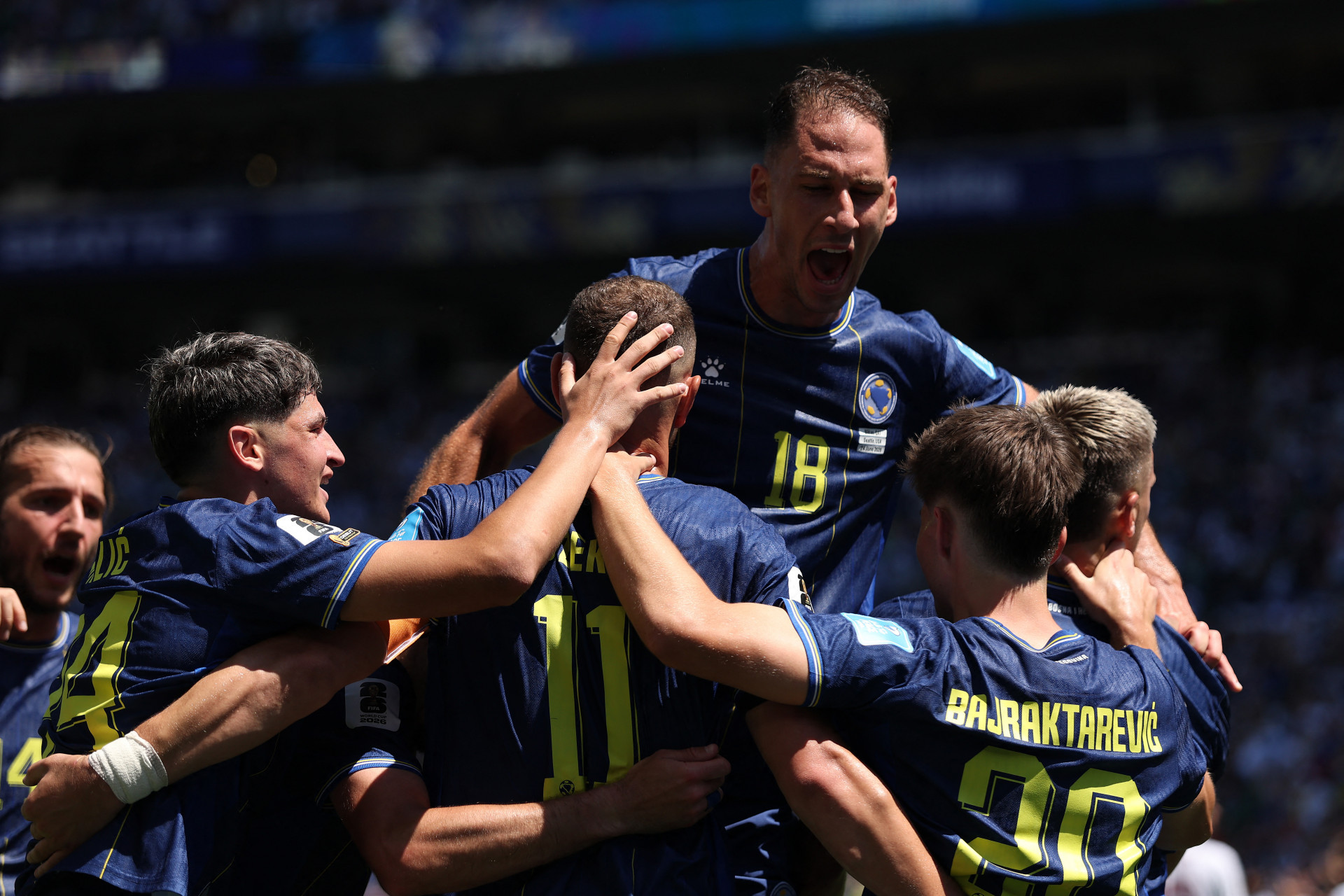 Jogadores da B&oacute;snia comemoram gol marcado sobre o Catar, na Copa do Mundo - Stu Forster / Getty Images via AFP
