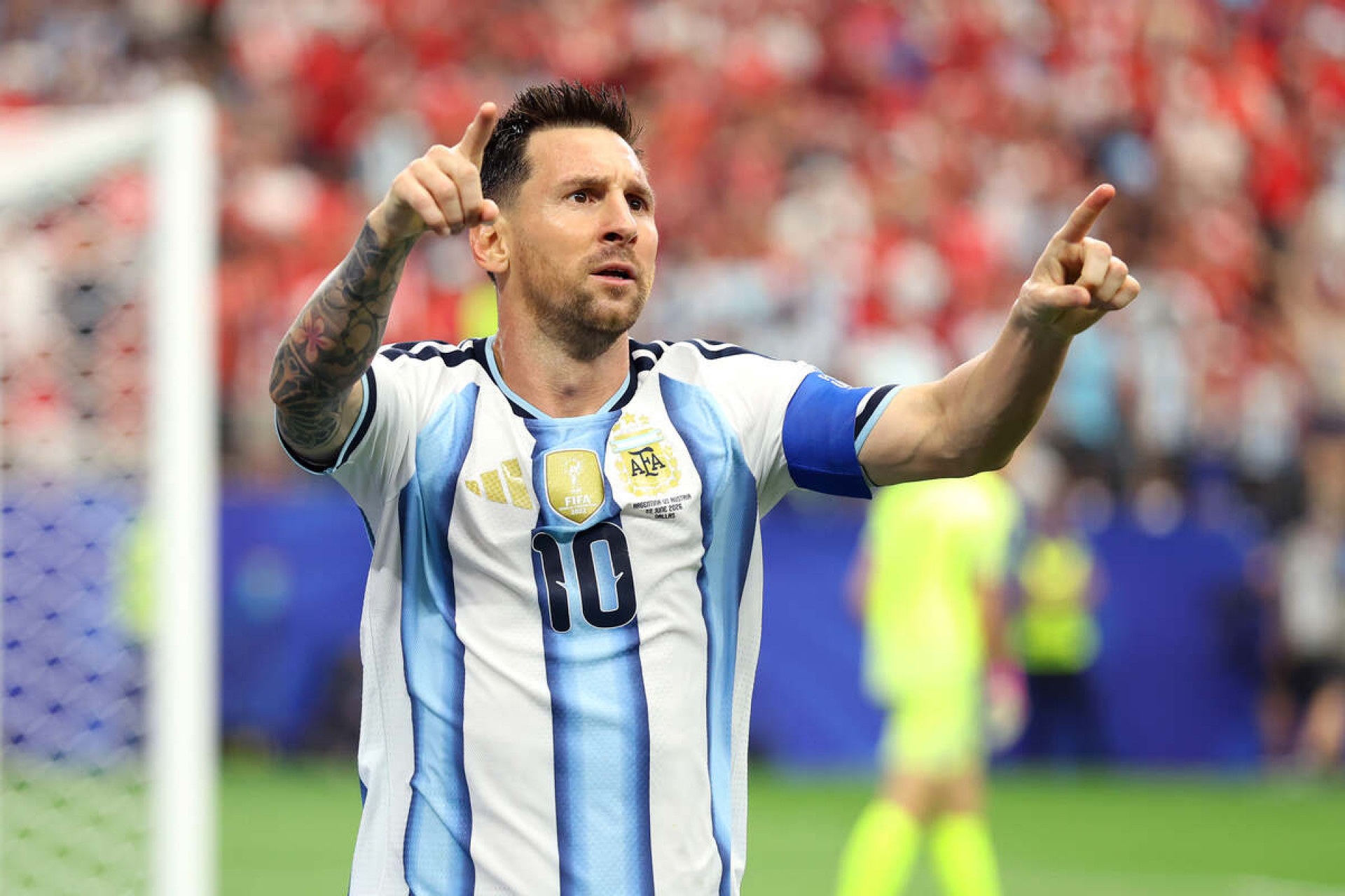 Messi completa 39 anos e recebe festa surpresa na concentra&ccedil;&atilde;o da Argentina