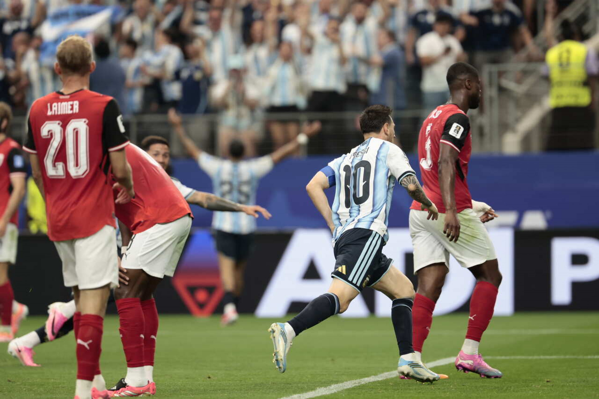Com est&aacute;dios praticamente lotados, Copa ultrapassa marca de 3 milh&otilde;es de torcedores
