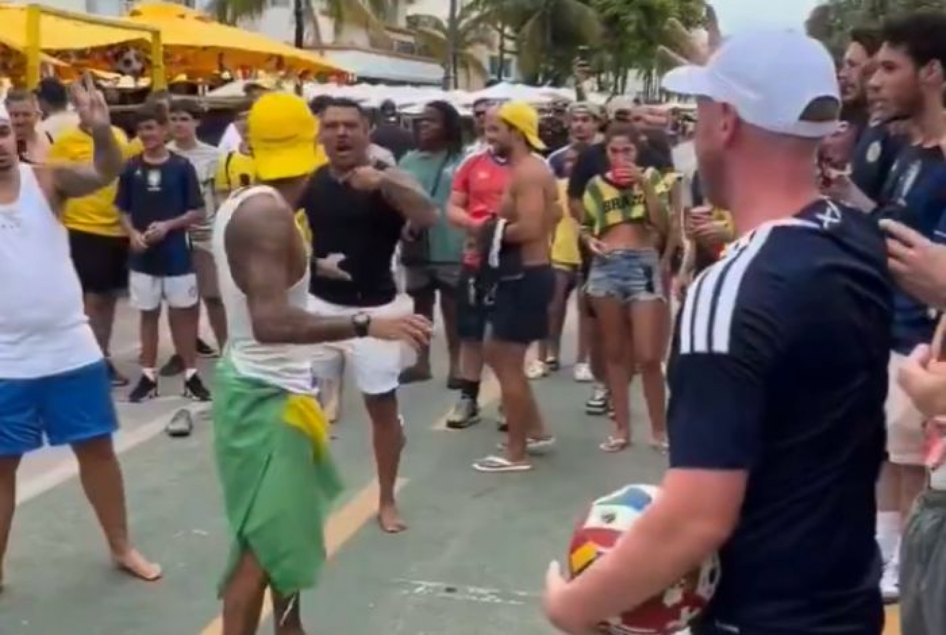 Vídeo! Brasileiros jogam 'golzinho de praia' contra escoceses em Miami