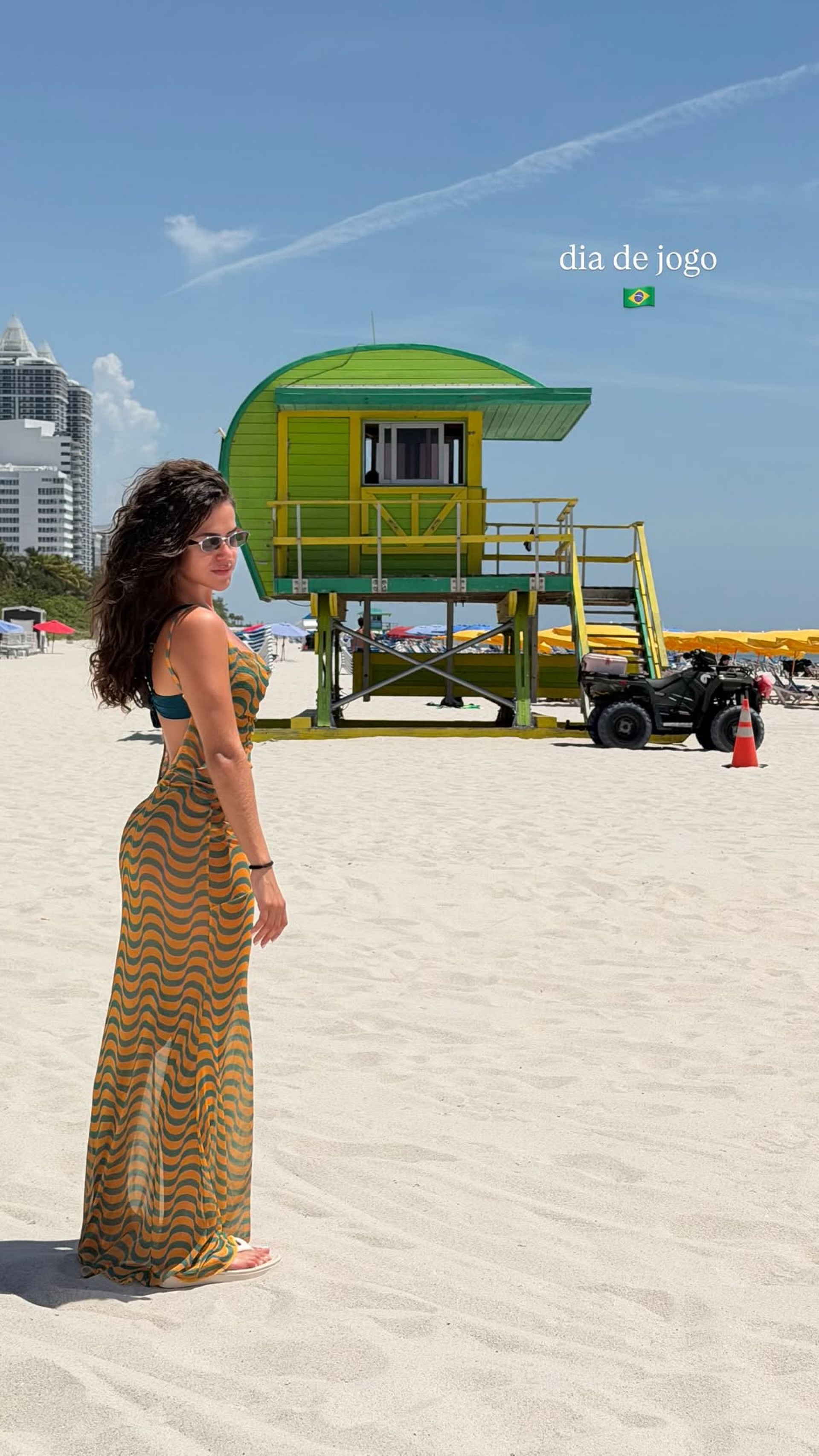 Maisa posa de biquíni verde e amarelo em praia dos Estados Unidos  - Reprodução / Instagram